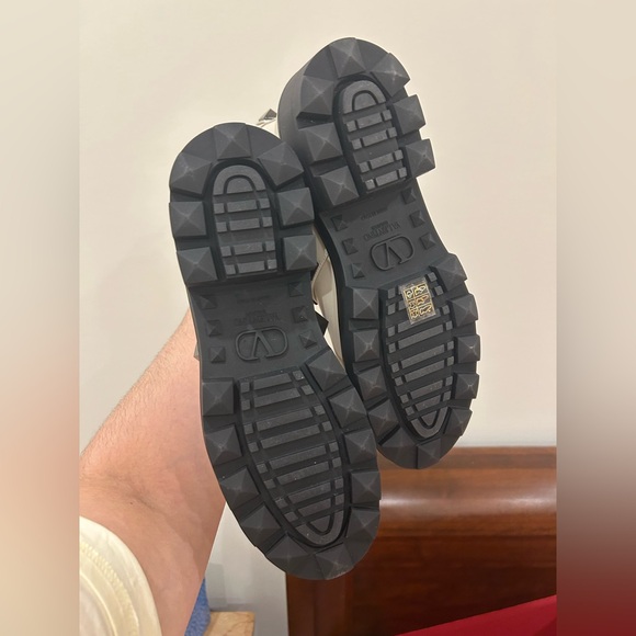 BNWT AND BOX VALENTINO ROMAN STUD COMBAT BOOTS size 41 - Picture 7 of 8